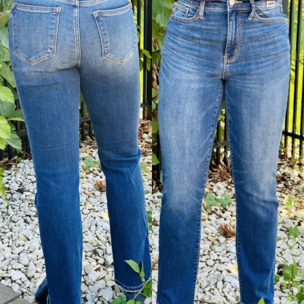 Corinne Judy blue straight leg jeans  brand new 💙